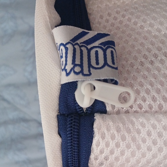 Woolite White & Navy Blue Mesh Intimates Wash Bag with Zipper Closure - Picture 7 of 11